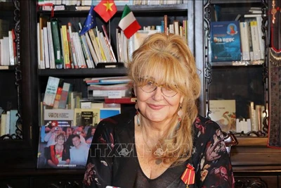 Bà Sandra Scagliotti, nhà Việt Nam học, Lãnh sự Danh dự Việt Nam tại Turin và Genoa trả lời phỏng vấn của phóng viên TTXVN. (Ảnh: Thanh Hải/PV TTXVN tại Italia)