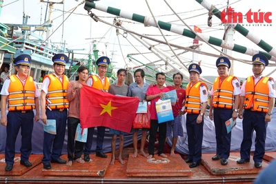 Lực lượng cảnh sát biển kiểm tra và tuyên truyền về công tác chống khai thác IUU cho ngư dân. (Ảnh: TTXVN)