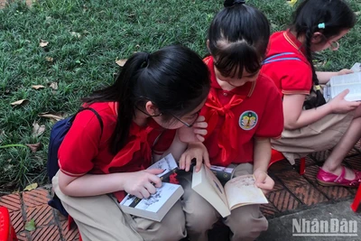 Các em nhỏ đọc sách trong khuôn viên Thư viện Quốc gia.