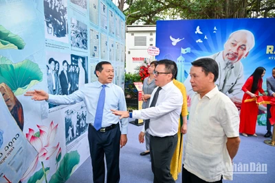 Tổng Biên tập Lê Quốc Minh giới thiệu về triển lãm tới các đại biểu. (Ảnh: THÀNH ĐẠT)