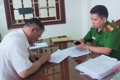 Đại diện cơ quan điều tra làm việc với bị can.