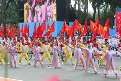 Ca sĩ Phương Mỹ Chi tại chương trình nghệ thuật mở đầu Lễ kỷ niệm 50 năm Ngày Giải phóng miền nam, thống nhất đất nước. (Ảnh: DUY LINH)