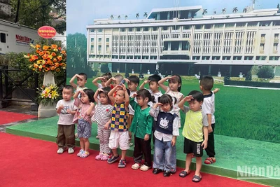 Học sinh mầm non được các cô đưa đến tham quan triển lãm.