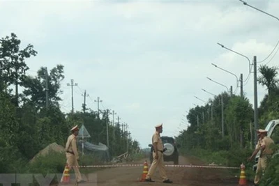 Lực lượng chức năng chốt chặn đường vào Ủy ban nhân dân xã Ea Ktur, huyện Cư Kuin, phục vụ truy bắt nhóm đối tượng. (Ảnh: TTXVN)