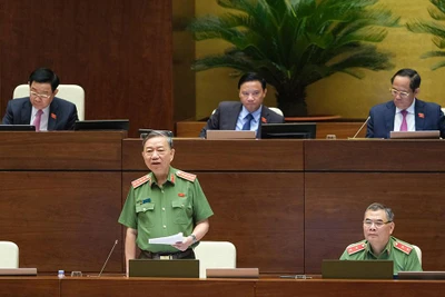 Bộ trưởng Tô Lâm trong phiên trả lời chất vấn sáng 10/8. (Ảnh: Cổng thông tin Quốc hội)