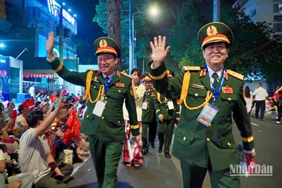 Người dân chào đón các đại biểu Anh hùng Lực lượng vũ trang nhân dân về sự Đại lễ. (Ảnh: MINH TÂM)