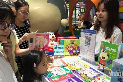 Đông đảo phụ huynh và bạn nhỏ quan tâm đến bộ sách ngay khi vừa phát hành.