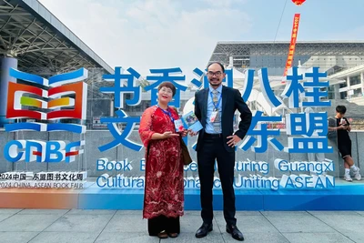 Dịch giả Nguyễn Lệ Chi (Chibooks) và tác giả Đỗ Quang Tuấn Hoàng. (Ảnh: Chibooks)