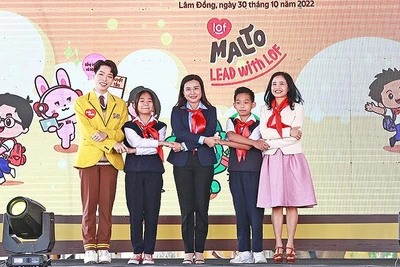 Đồng chí Nguyễn Phạm Duy Trang (ở giữa) và các đại diện, đại sứ chương trình “Tuổi trẻ Việt Nam - Rèn đức luyện tài, dẫn dắt tương lai” thực hiện nghi thức ra mắt ứng dụng “Hướng nghiệp - Lead With Lof”.