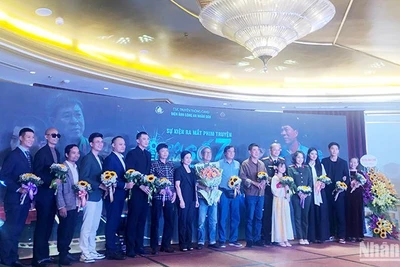 Đoàn làm phim “Đội điều tra số 7” trong buổi ra mắt.