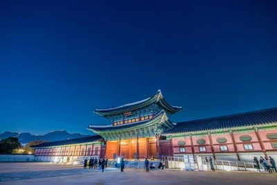 Du khách tham quan Cung điện Gyeongbokgung, Hàn Quốc.