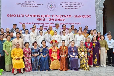 Các đại biểu Việt Nam và Hàn Quốc trong chương trình giao lưu.