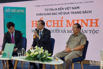 Các diễn giả chia sẻ về cuốn sách. 