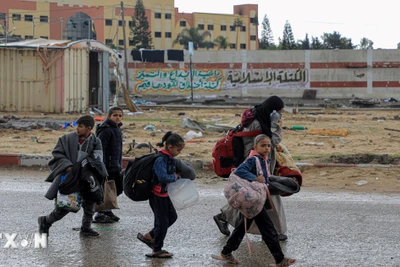 Người dân sơ tán khỏi thành phố Khan Younis, Dải Gaza. (Ảnh: THX/TTXVN)