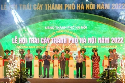 Các đại biểu cắt băng khai mạc Lễ hội trái cây thành phố Hà Nội năm 2022.