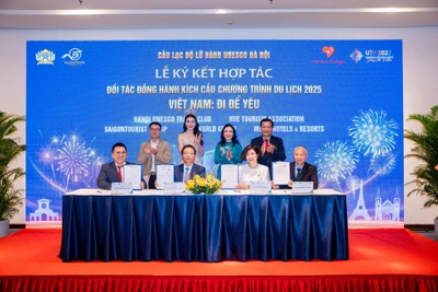 Lễ ký kết hợp tác hưởng ứng Chương trình Kích cầu du lịch "Việt Nam - Đi để yêu". (Ảnh: LINH TÂM)