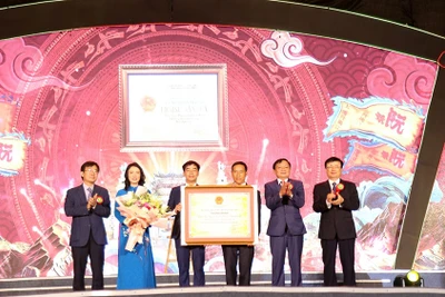 Ông Nông Quốc Thành, Phó Cục trưởng Cục Di sản trao Quyết định công nhận Lễ hội đền Nguyễn Cảnh Hoan là Di sản văn hóa phi vật thể Quốc gia. (Ảnh: DHA)