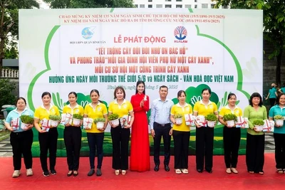 Hoa hậu Môi trường Thế giới 2023 Nguyễn Thanh Hà (áo dài đỏ) tham gia Lễ phát động “Tết trồng cây đời đời nhớ ơn Bác Hồ”. 