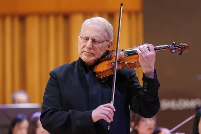 Huyền thoại violin thế giới Shlomo Mintz đã mang đến cho khán giả Việt Nam đêm diễn giàu cảm xúc. (Ảnh: HÒA NGUYỄN)