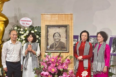 Bảo tàng Phụ nữ Việt Nam tiếp nhận tranh chân dung bà Nguyễn Thị Định làm từ lá sen.