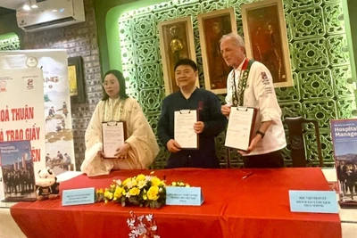 Đại diện các bên ký kết thỏa thuận hợp tác.