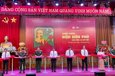 Các đại biểu cắt băng khai mạc triển lãm.