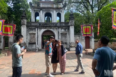 Du khách tham quan Văn Miếu-Quốc Tử Giám. (Ảnh: XUÂN HIẾU)