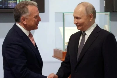 Tổng thống Nga Vladimir Putin (phải) tiếp Đặc phái viên của Tổng thống Mỹ Steve Witkoff tại thành phố St. Petersburg, ngày 11/4/2025. (Ảnh: REUTERS/TTXVN)