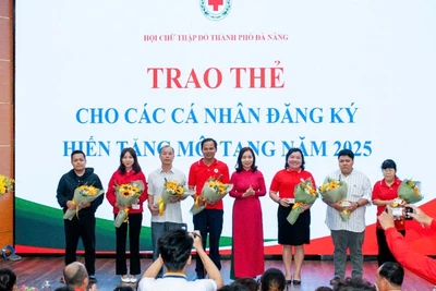 Hội Chữ thập đỏ thành phố Đà Nẵng trao thẻ hiến, tặng mô cho 10 cá nhân đại diện cho 100 cá nhân đã đăng kí đơn hiến mô tạng.