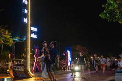 Người dân, du khách tại phố đi bộ Bạch Đằng.