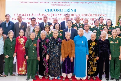 Lãnh đạo thành phố chụp ảnh lưu niệm cùng các Mẹ Việt Nam Anh hùng, người có công và gia đình chính sách tiêu biểu trên địa bàn thành phố Đà Nẵng.