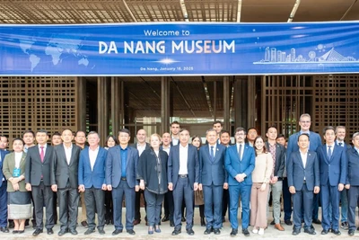 Lãnh đạo thành phố cùng các đại biểu tham dự diễn đàn chụp hình lưu niệm tại Bảo tàng Đà Nẵng.
