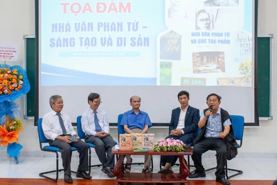 Các diễn giả trao đổi với sinh viên tại Tọa đàm khoa học “Nhà văn Phan Tứ-Sáng tạo và Di sản”.