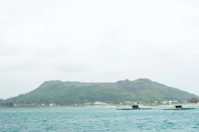Đảo Lý Sơn nhìn từ phía biển.