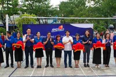 Các đại biểu cắt băng khánh thành công trình.