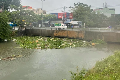 Hiện trạng cống cầu Đa Cô lúc 8 giờ 30 phút sáng 18/9 được phóng viên ghi nhận.