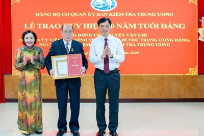 Đồng chí Nguyễn Duy Ngọc, Ủy viên Bộ Chính trị, Bí thư Trung ương Đảng, Chủ nhiệm Ủy ban Kiểm tra Trung ương trao tặng Huy hiệu 60 năm tuổi Đảng cho đồng chí Nguyễn Văn Chi.