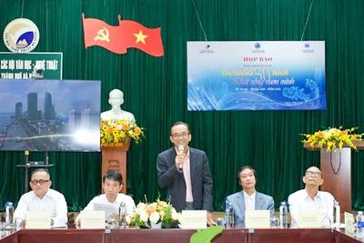 Chủ tịch Liên hiệp các Hội Văn học-Nghệ thuật thành phố Đà Nẵng Nguyễn Nho Khiêm phát biểu tại họp báo.