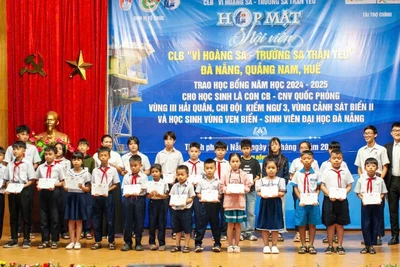 Quỹ Học bổng Vừ A Dính tổ chức trao 305 suất học bổng năm học 2024–2025 cho con em cán bộ, chiến sĩ.