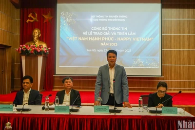 Phó Cục trưởng Thông tin đối ngoại Nguyễn Văn Thuật công bố thông tin về Lễ trao giải cuộc thi "Việt Nam hạnh phúc - Happy Vietnam". (Ảnh: TRUNG HƯNG)