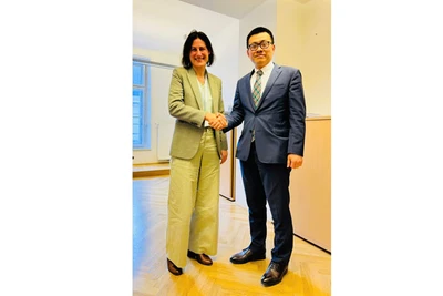 Đại sứ Vũ Lê Thái Hoàng và Đại sứ Công nghệ Áo Claudia Reinprecht.