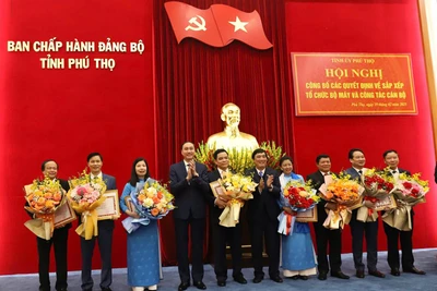 Bí thư và Phó Bí thư Thường trực Tỉnh ủy Phú Thọ tặng hoa các đồng chí lãnh đạo tiên phong, gương mẫu trong thực hiện việc sắp xếp, tinh gọn bộ máy.