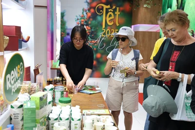 Các đại biểu tham quan các gian hàng trưng bày tại Showroom Trung tâm Xúc tiến Thương mại và Đầu tư Thành phố Hồ Chí Minh.