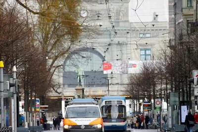 Một chiếc xe cảnh sát Thụy Sĩ được nhìn thấy trên một con phố ở Zurich. (Ảnh: Reuters)
