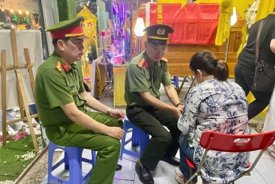 Đại tá, Giám đốc Công an tỉnh Vũ Như Hà thăm hỏi, động viên gia đình đồng chí Hạ sĩ Nguyễn Ngọc Minh Nhật.