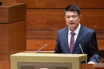 Viện trưởng Viện Kiểm sát nhân dân tối cao Nguyễn Huy Tiến trình bày Tờ trình dự thảo Luật Tương trợ tư pháp về hình sự. (Ảnh: DUY LINH)