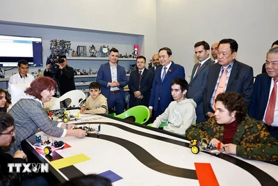 Chủ tịch Quốc hội Trần Thanh Mẫn tham quan Trung tâm Công nghệ sáng tạo TUMO. (Ảnh: Doãn Tấn/TTXVN)