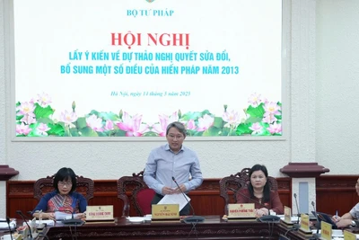 Bộ trưởng Tư pháp Nguyễn Hải Ninh phát biểu tại Hội nghị lấy ý kiến về dự thảo Nghị quyết sửa đổi, bổ sung một số điều của Hiến pháp năm 2013. Ảnh: THU HẰNG