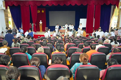 Người dân được làm thủ tục khám bệnh. 