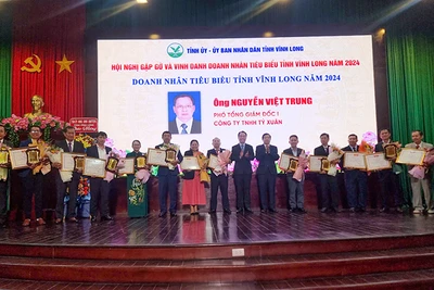 Lãnh đạo tỉnh Vĩnh Long vinh danh các doanh nhân tiêu biểu của tỉnh